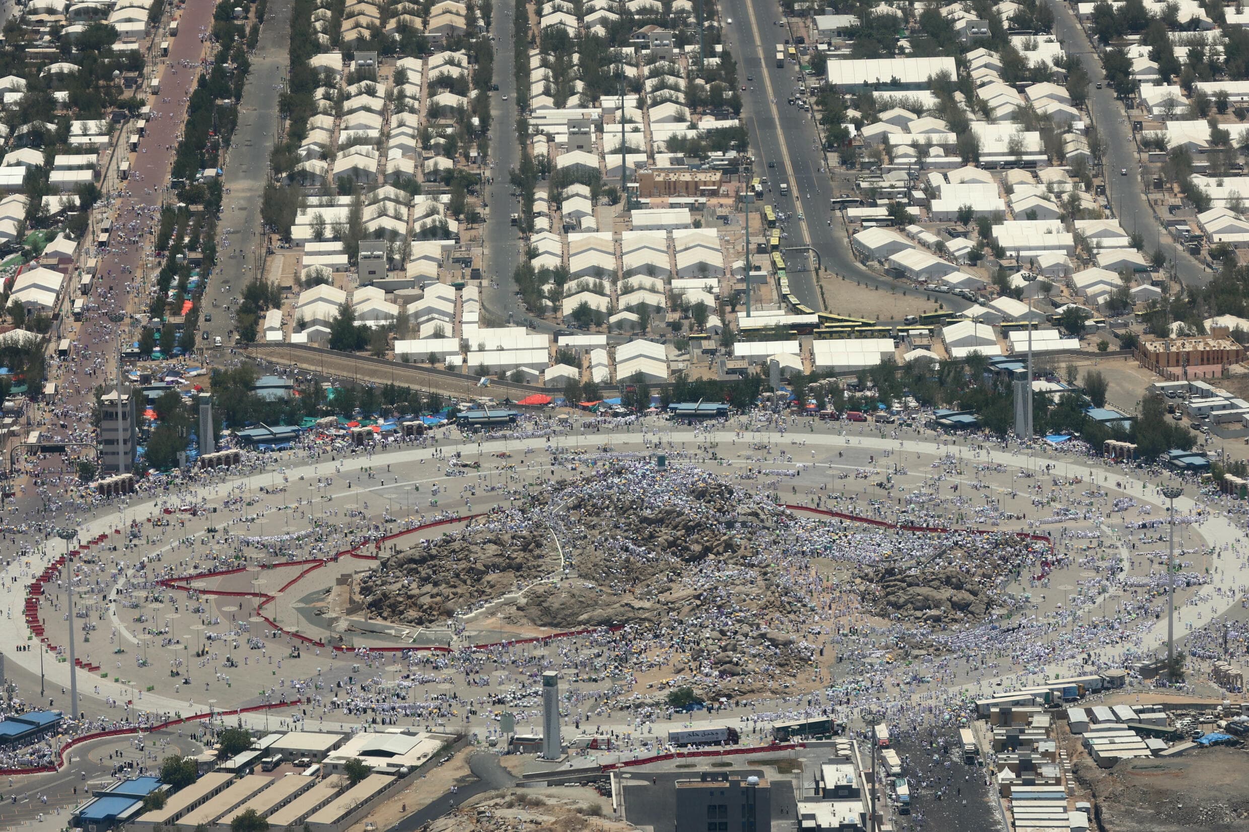 Une foule de fidèles se rend au mont Arafat, point culminant du pèlerinage musulman majeur.