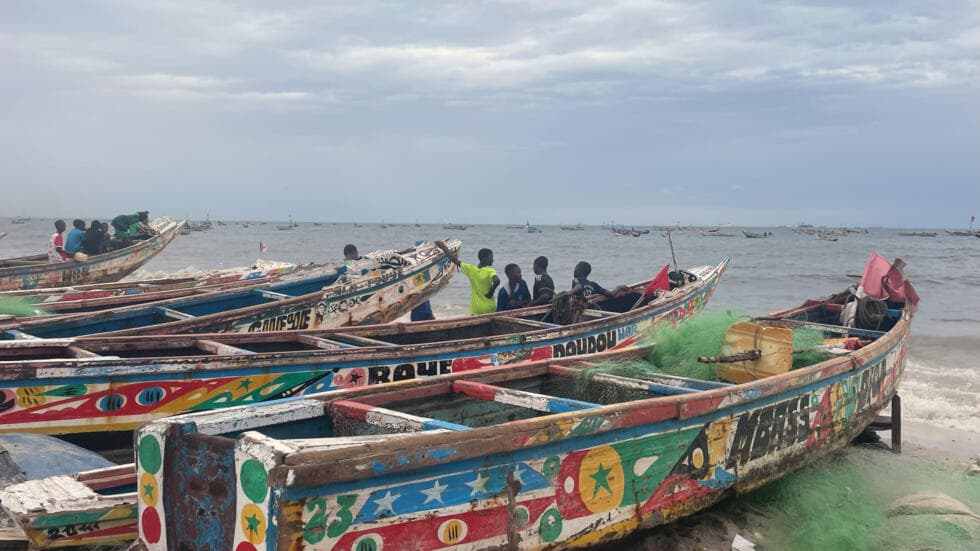 Le Sénégal commence à produire du pétrole, avec une production prévue de 100 000 barils par jour.