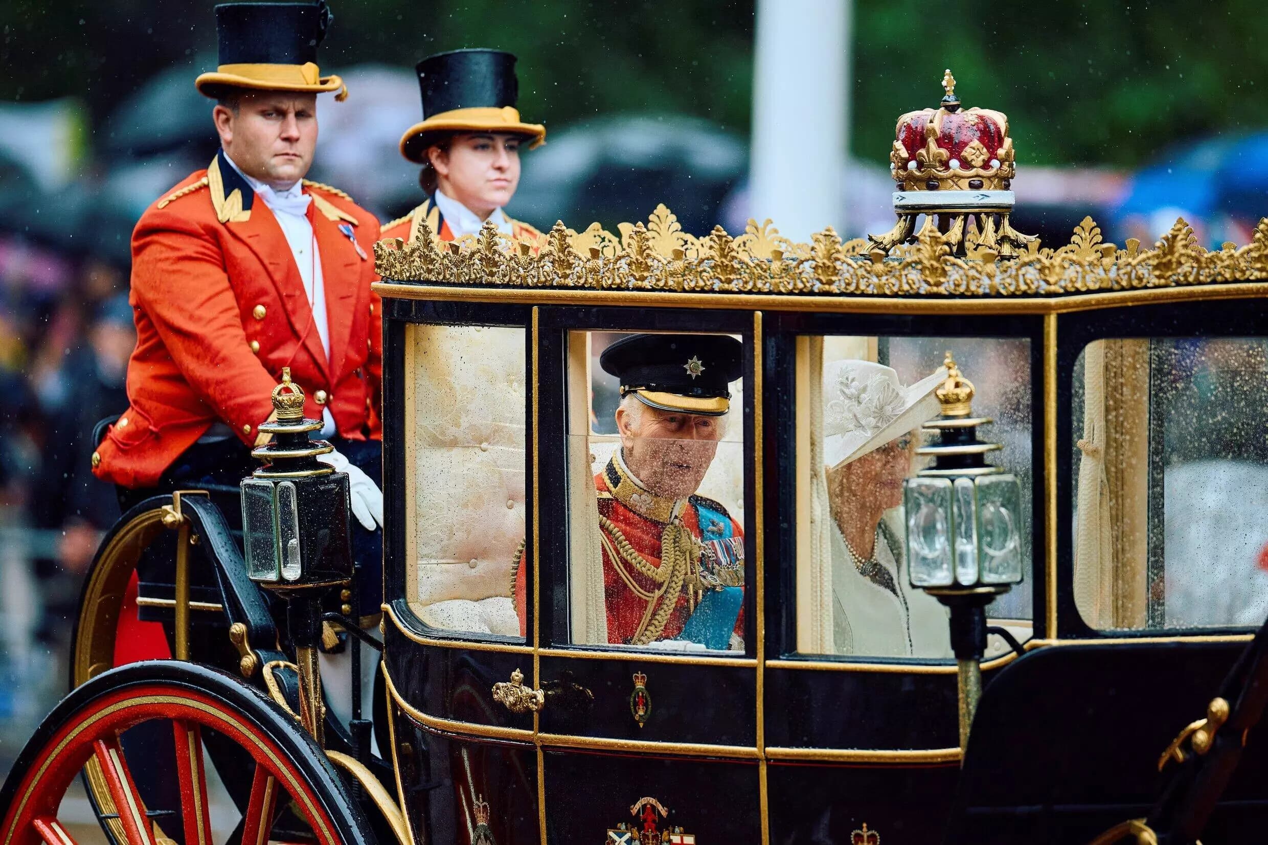 Kate apparaît en public avec un sourire lors de la parade d’anniversaire de Charles III.