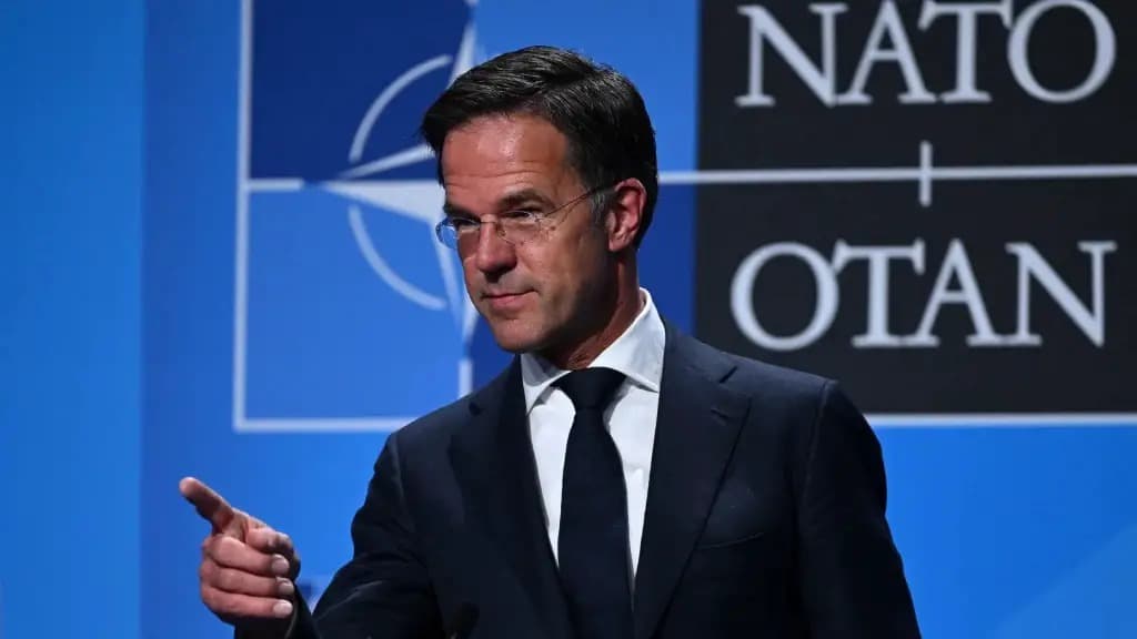 Rutte devient le chef de l’OTAN, salué par Stoltenberg