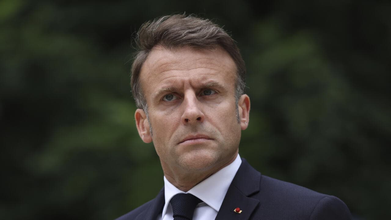 Macron invite les partis à discuter d’un nouveau gouvernement : enjeux clés !