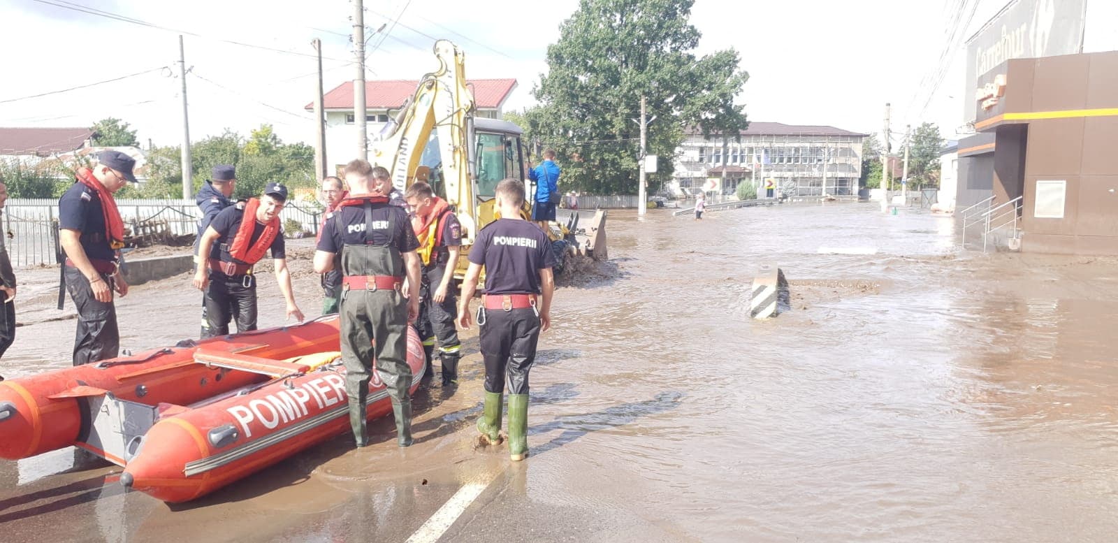 Inondations massives en Roumanie, eau jusqu’à 3 mètres, gens sur les toits