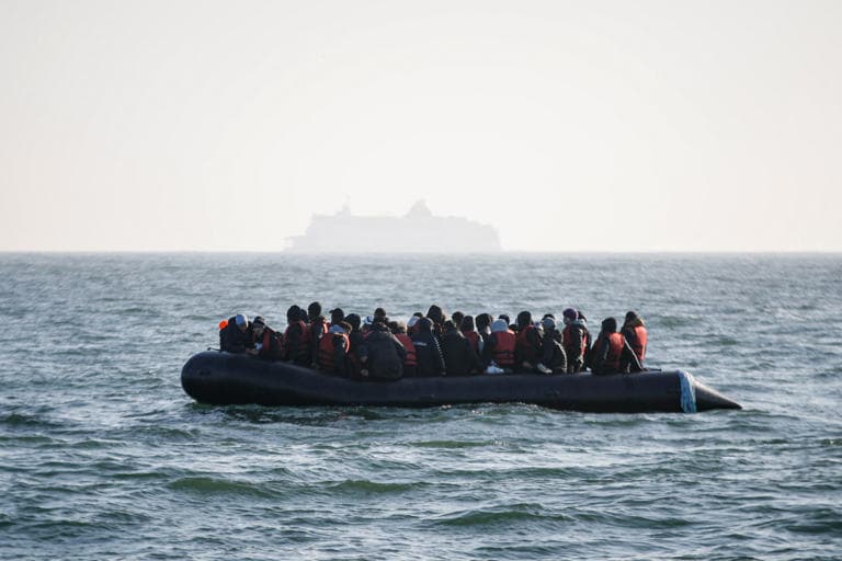 Au moins 8 morts dans la Manche Tragédie en mer bateau de migrants chavire