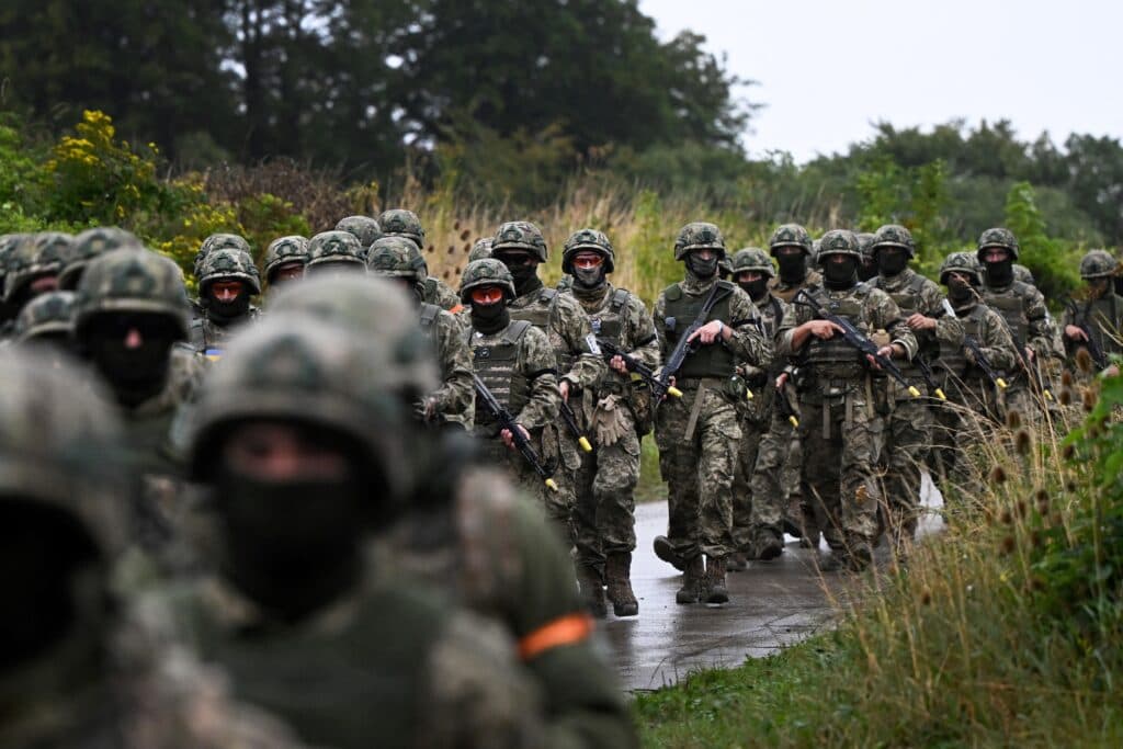 Les cadets ukrainiens célèbrent, la Russie les exécute avant leur arrivée au front