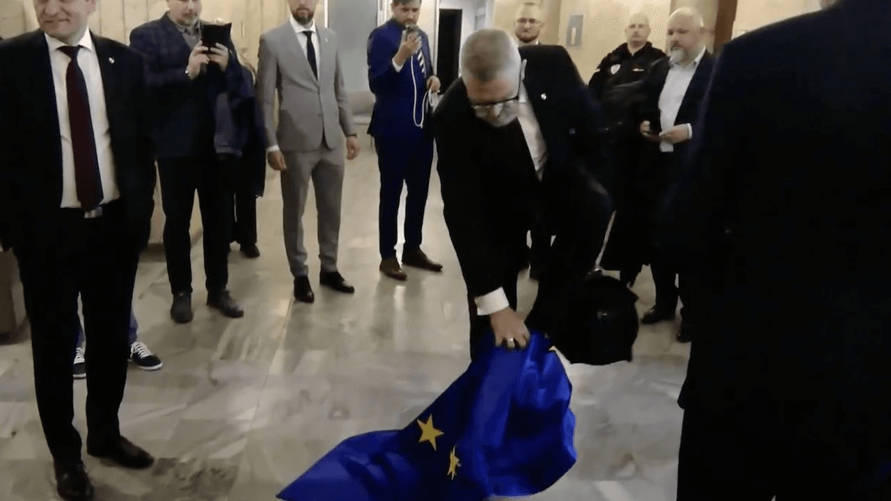Un eurodéputé polonais perd son immunité après avoir brûlé le drapeau de l’UE