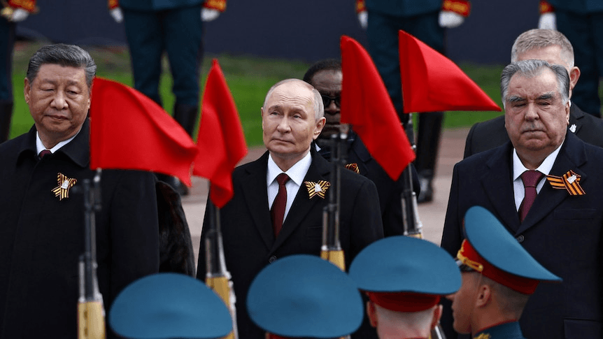 Pourquoi Poutine reste-t-il silencieux sur l’Ukraine et adoucit-il son ton avec l’Occident ?