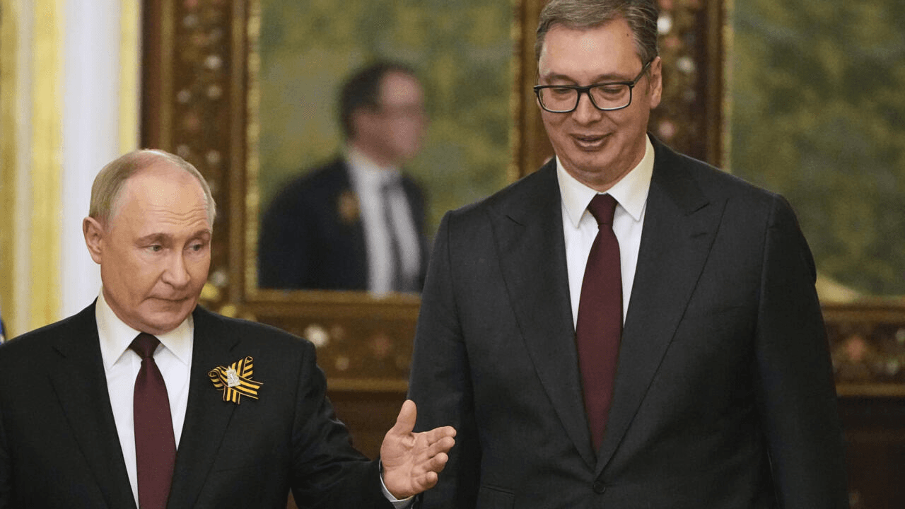Vučić salue le défilé de Moscou et remercie Poutine