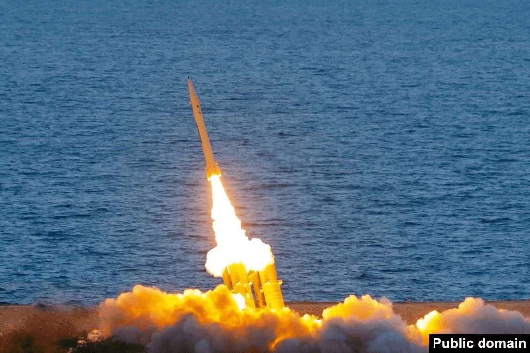 L’Iran envoie des Fath-360 en Russie, lancement de missiles balistiques à courte portée