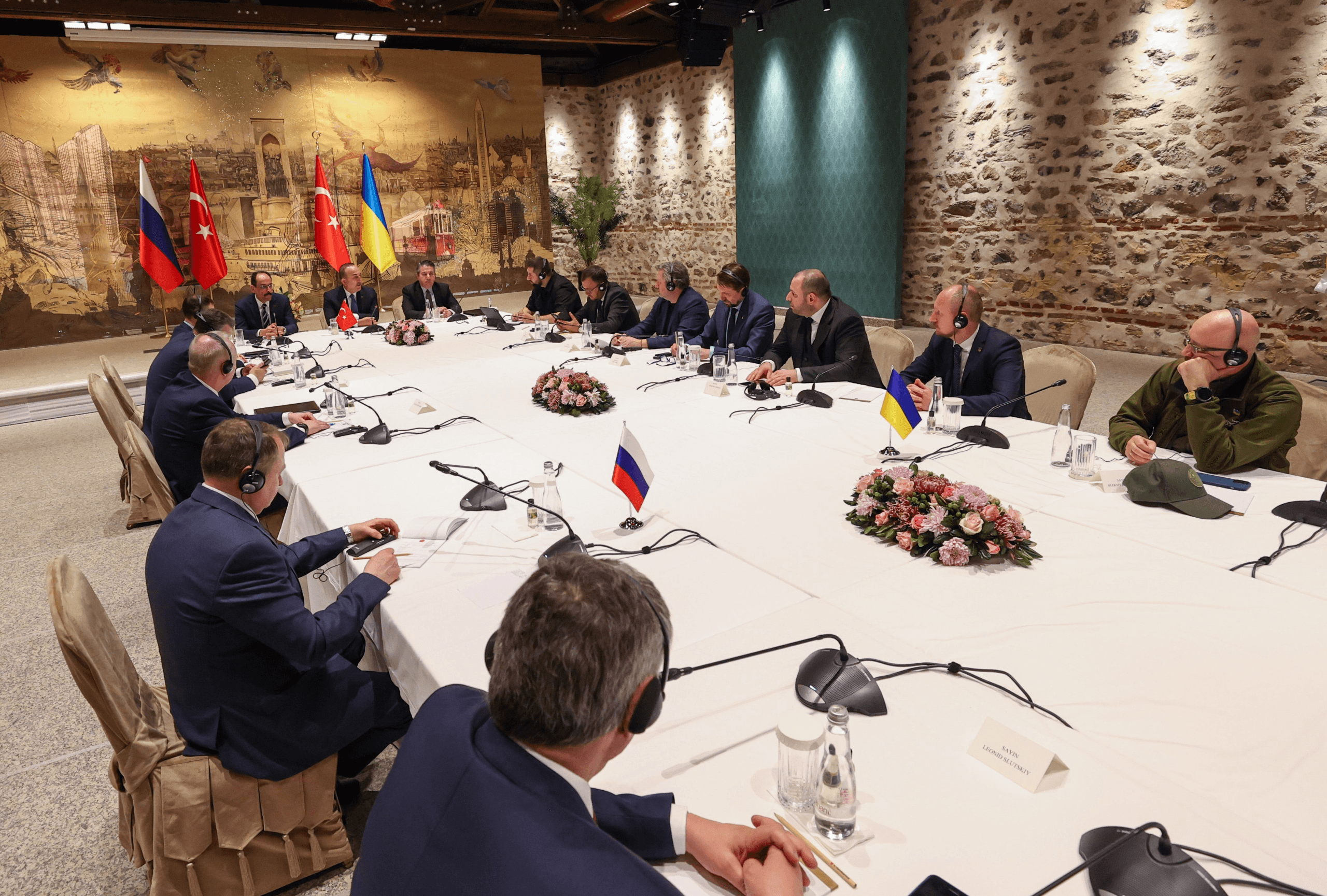 Un assistant, un diplomate et un espion : qui Poutine envoie pour parler à l’Ukraine
