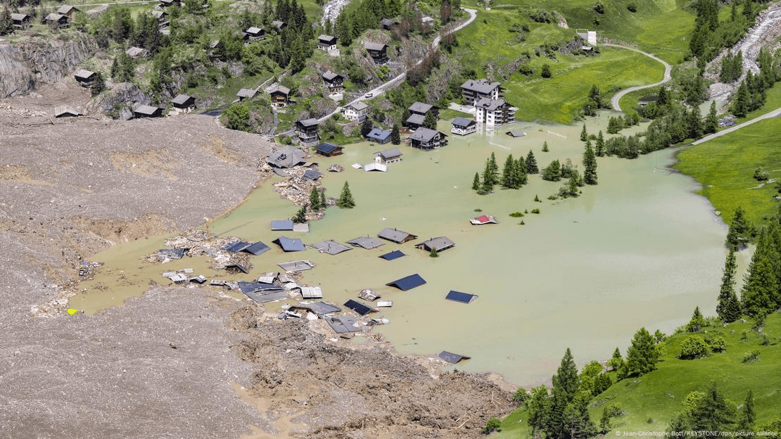 Des blocs de glace entravent le sauvetage, l’effondrement du glacier suisse est « sismique »