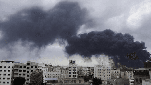 Israël frappe l’aéroport principal de Sanaa au Yémen