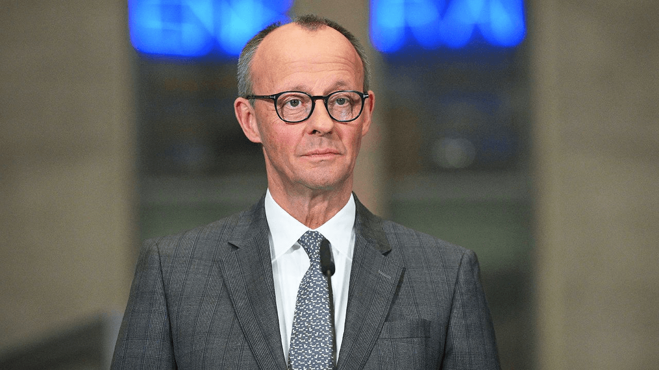 Le nouveau chancelier allemand débute à Paris et appelle à augmenter les dépenses de défense