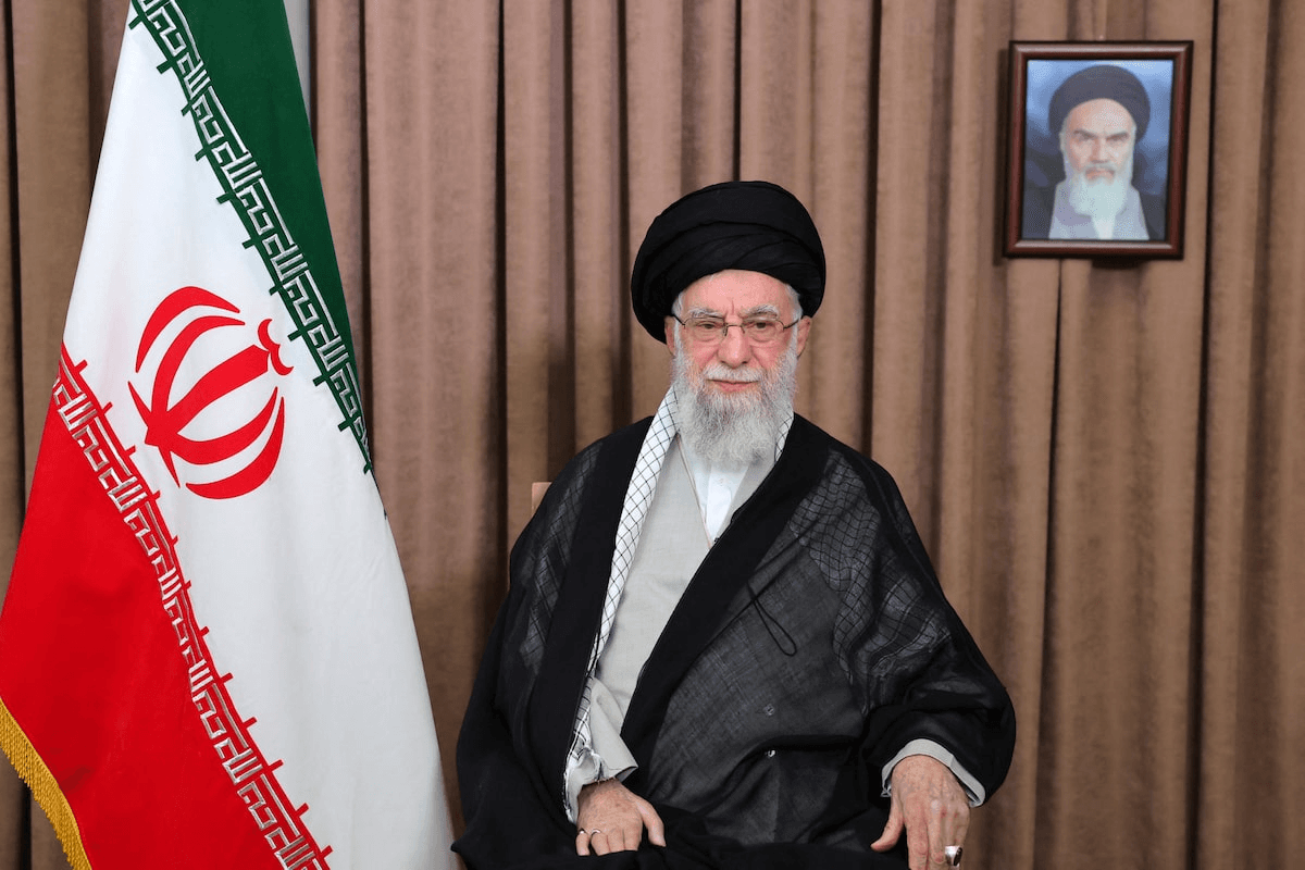 Le guide suprême Khamenei prévient que l’Iran ripostera en cas d’attaque