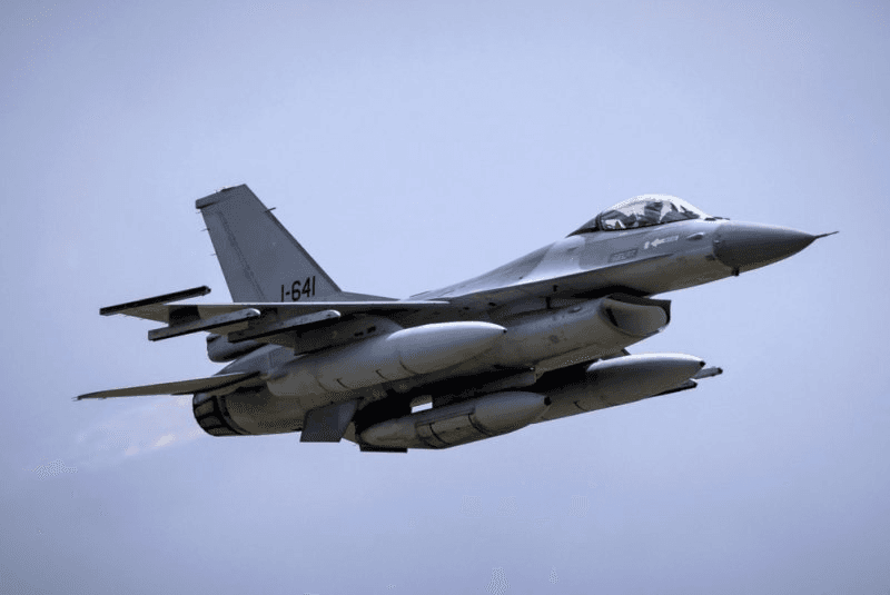 Bataille aérienne, un pilote de F-16 tué / Grand assaut russe, Zelensky demande de l’aide