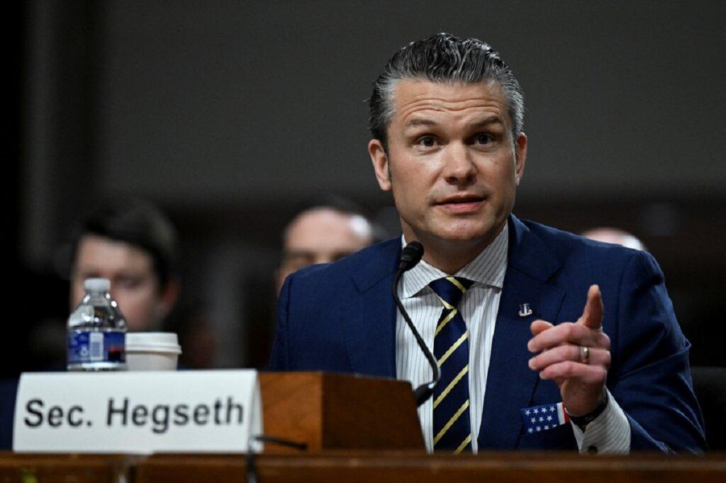 Le chef du Pentagone : L’armée américaine prête à exécuter tout ordre de Trump contre l’Iran