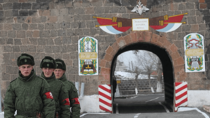 La Russie prête à ouvrir un nouveau front, envoie des troupes à la frontière arménienne