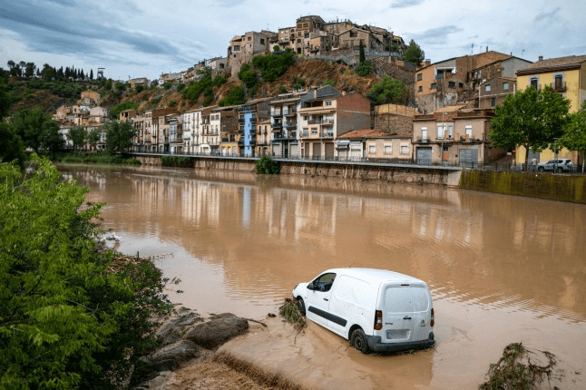 Inondations en Espagne, voitures bloquées – grêle interrompt le trafic