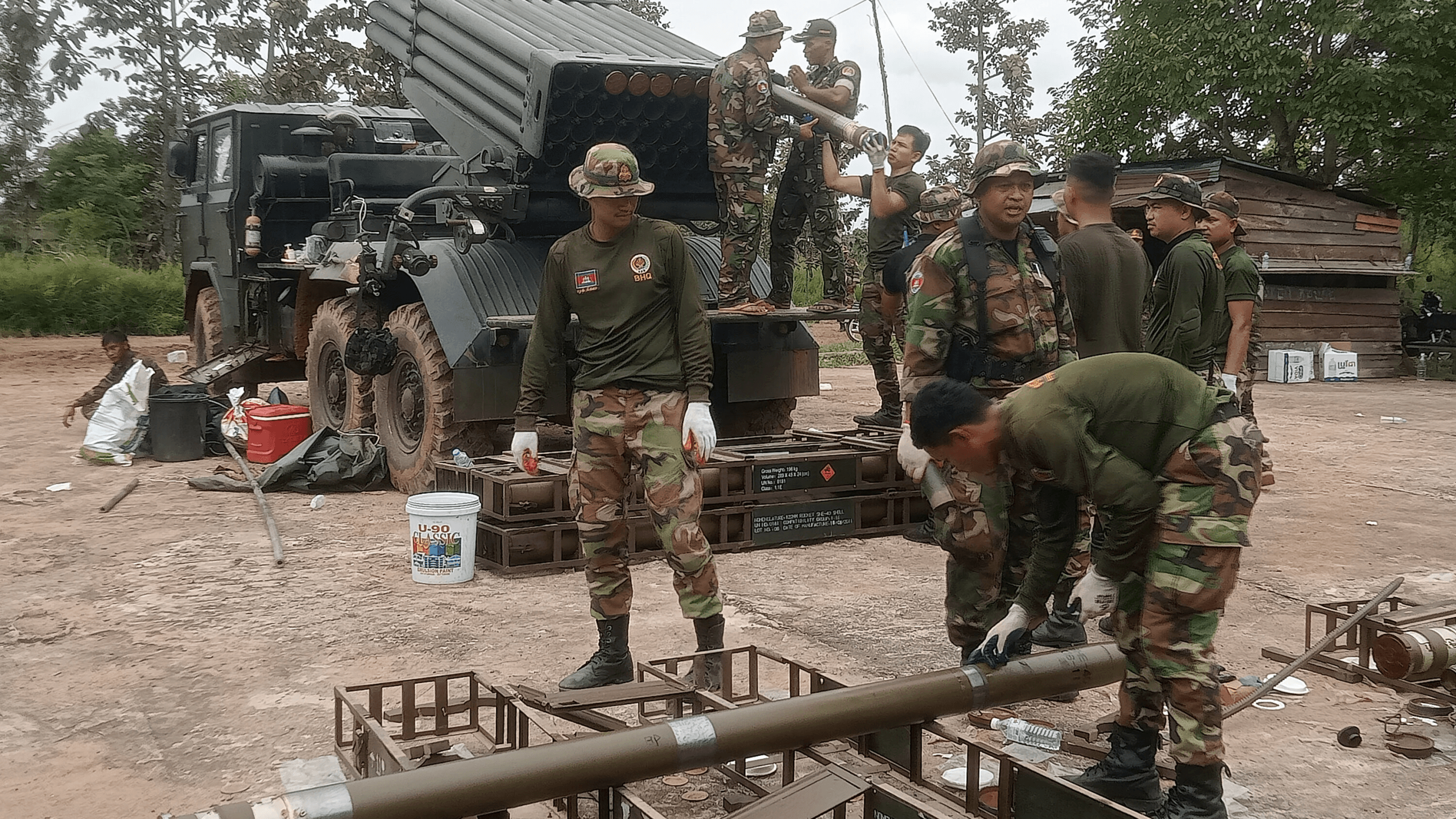 Nouvelle guerre : la Thaïlande bombarde le Cambodge avec des F16, affrontements à la frontière