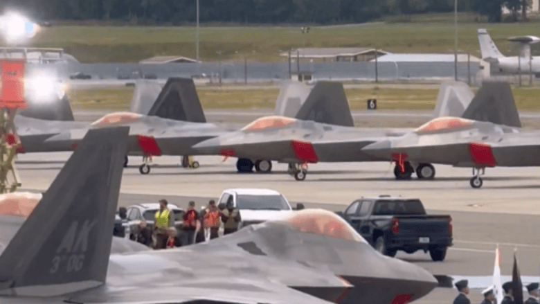 L’Amérique montre sa puissance militaire avant la visite de Poutine.