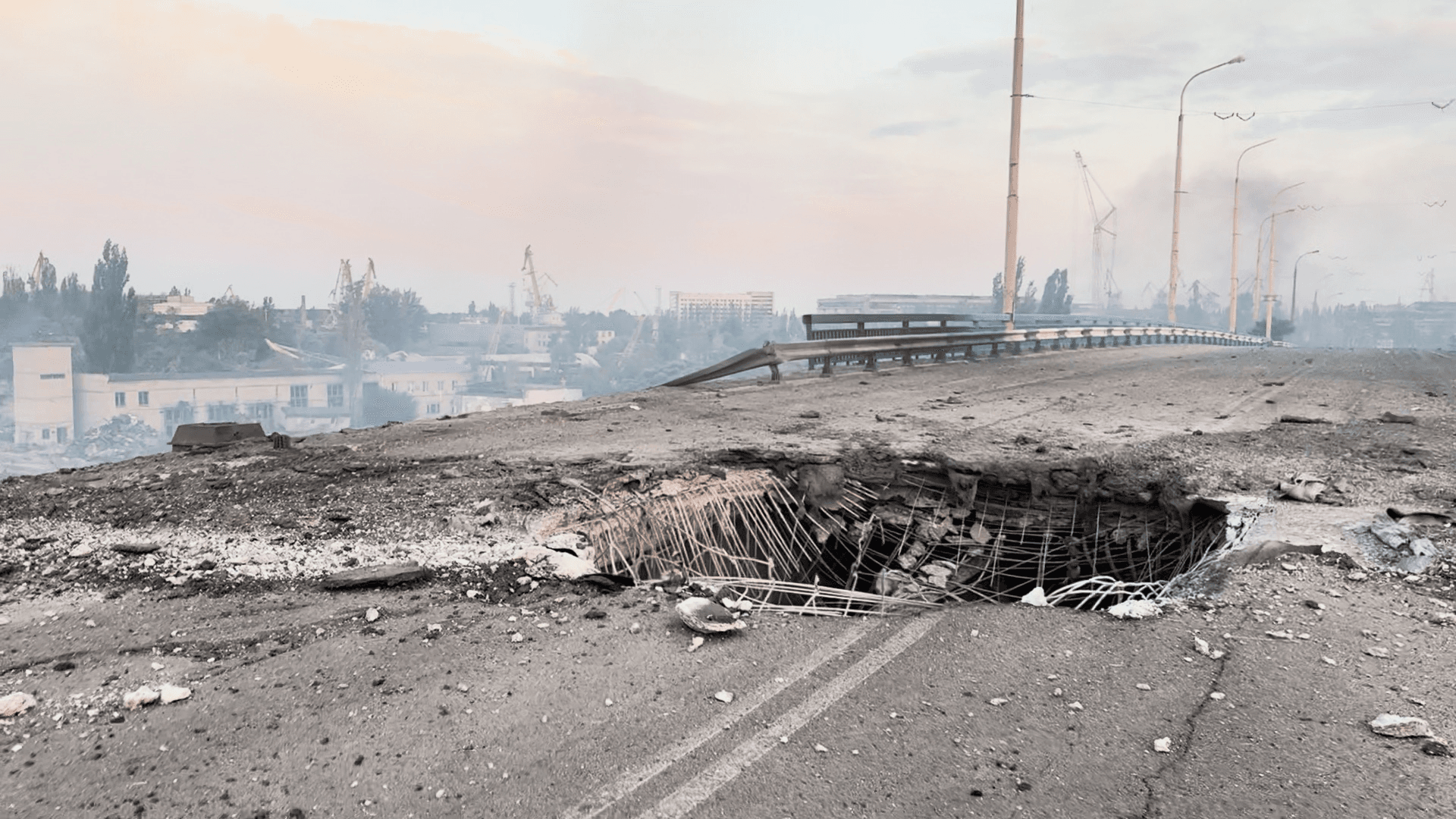 Poutine bombarde le pont de Kherson, l’Ukraine riposte sur un lieu de vacances prisé.