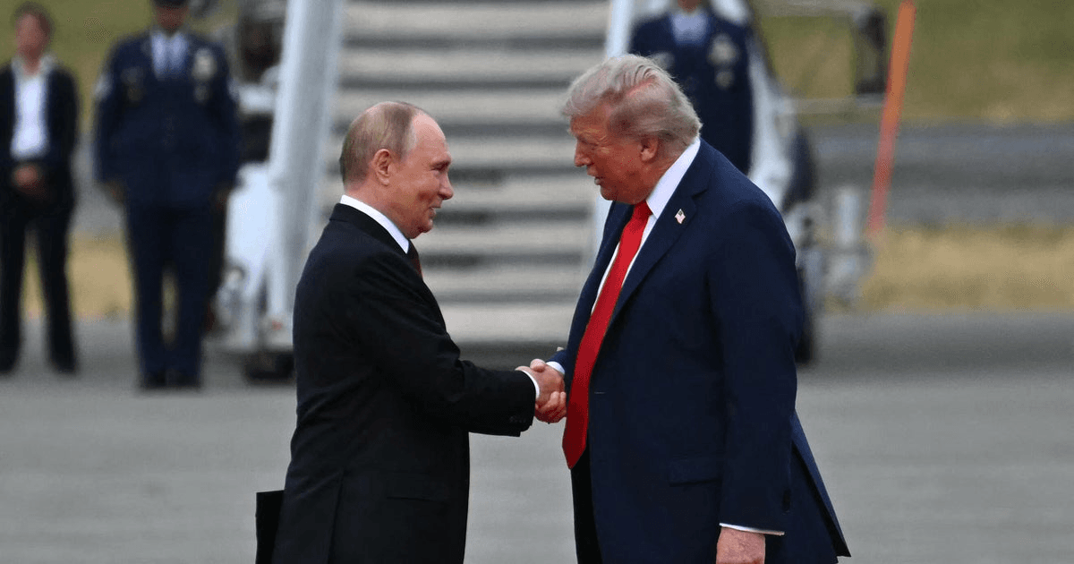 Début de la rencontre historique, Trump accueille Poutine avec applaudissements et poignée de main