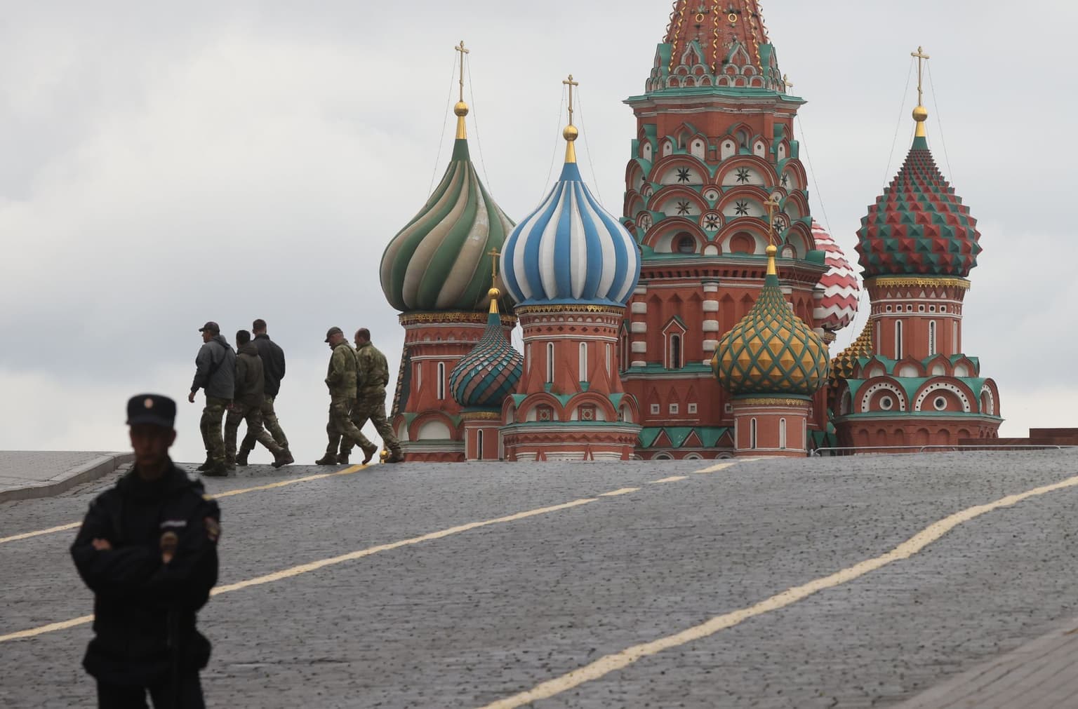 La Russie poursuit ses attaques, Poutine avertit contre les troupes étrangères en Ukraine