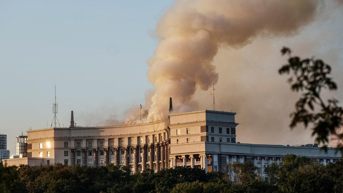 Missiles et drones russes frappent Kiev: trois morts, dont un bébé.