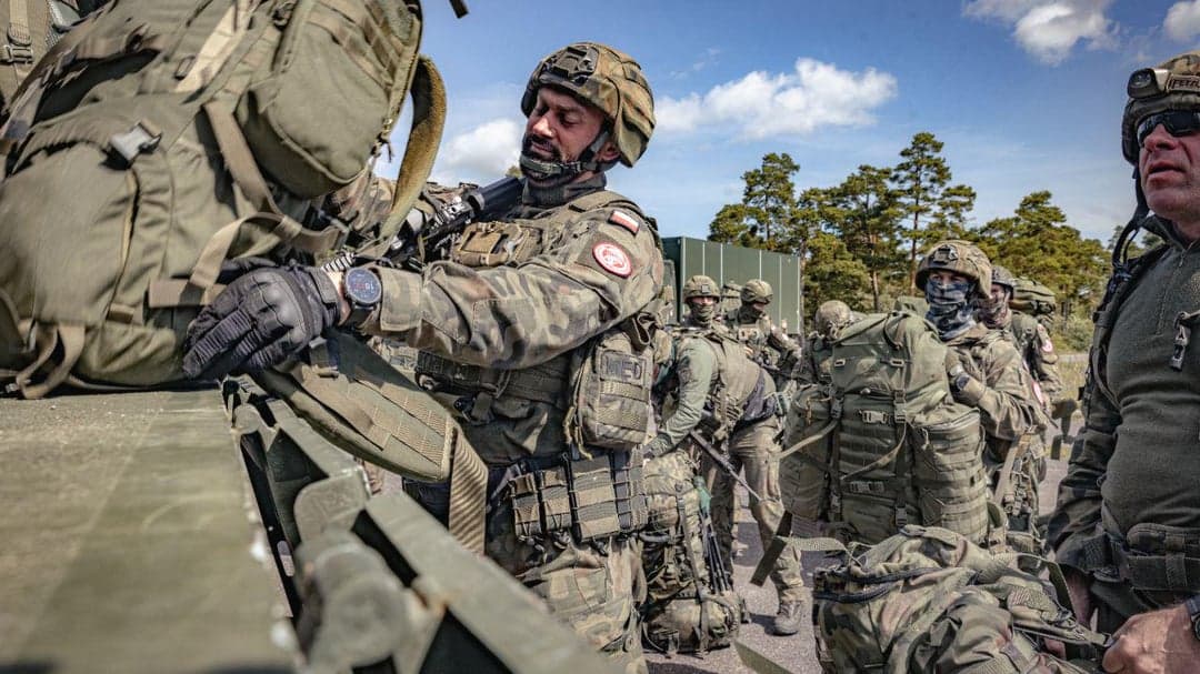 L’OTAN envoie des troupes vers la Russie, renforce l’aile est.