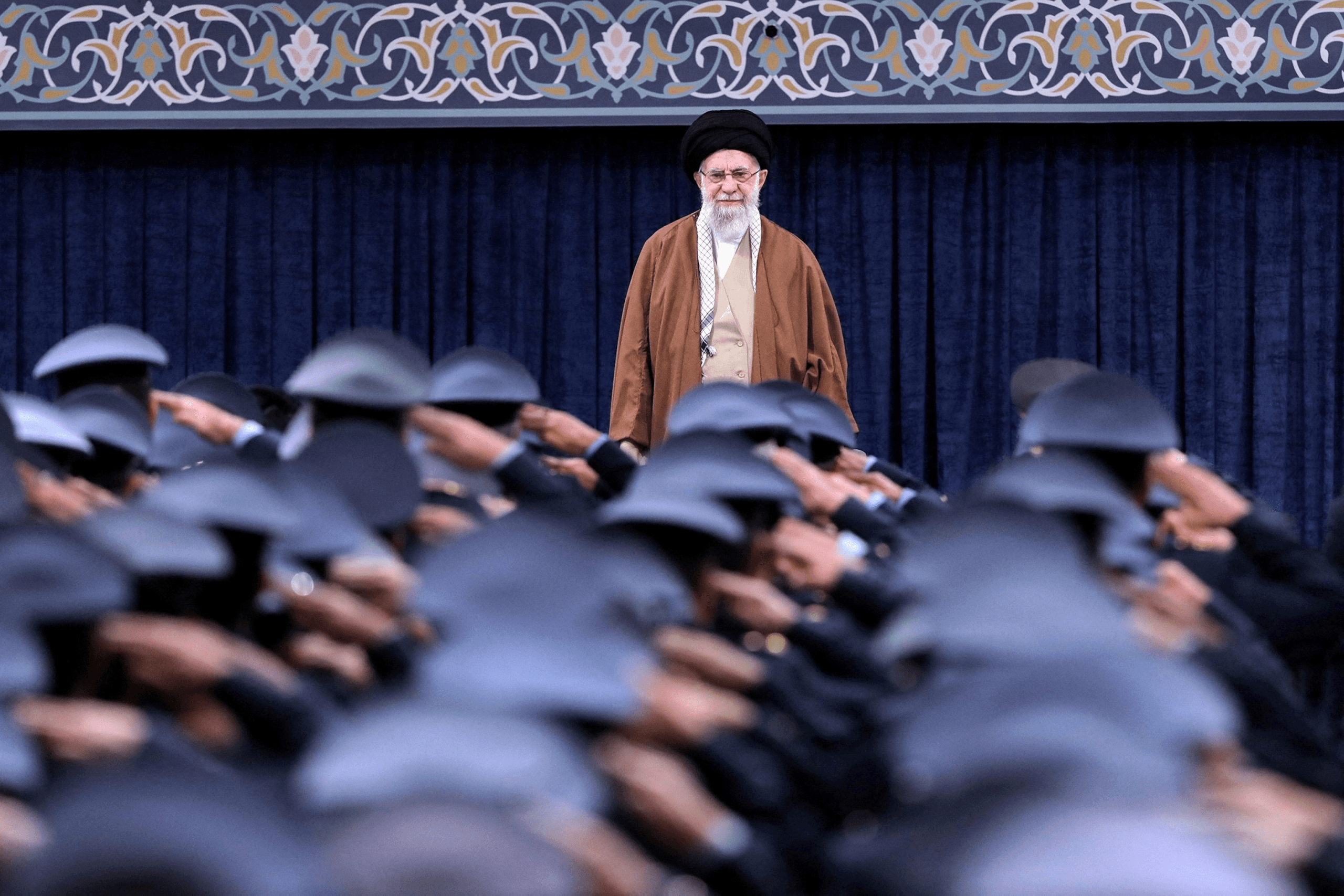 L’ayatollah sort du bunker : le leader suprême d’Iran en public pour la première fois
